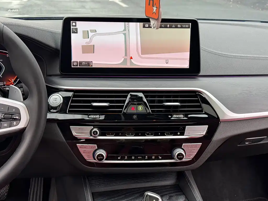 BMW 5 Series 2021 — фото 10
