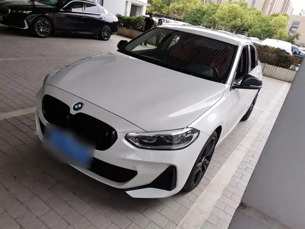 BMW 1 Series 2023 — фото 1