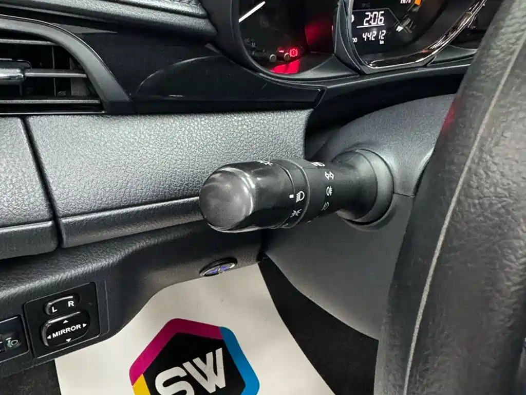 Toyota Yaris L 2023 — фото 14