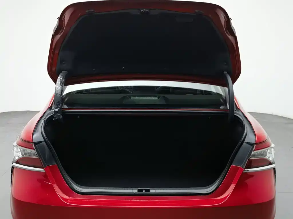 Toyota Camry 2018 — фото 16