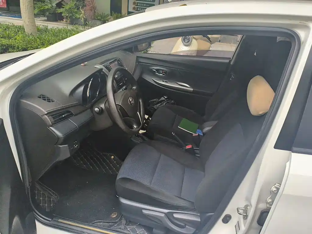 Toyota Yaris L 2015 — фото 12