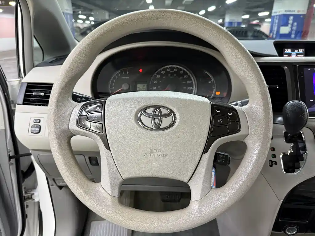 Toyota Sienna 2016 — фото 42