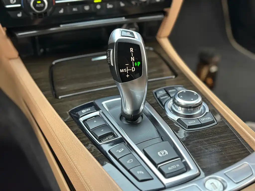 BMW 7 Series 2012 — фото 15