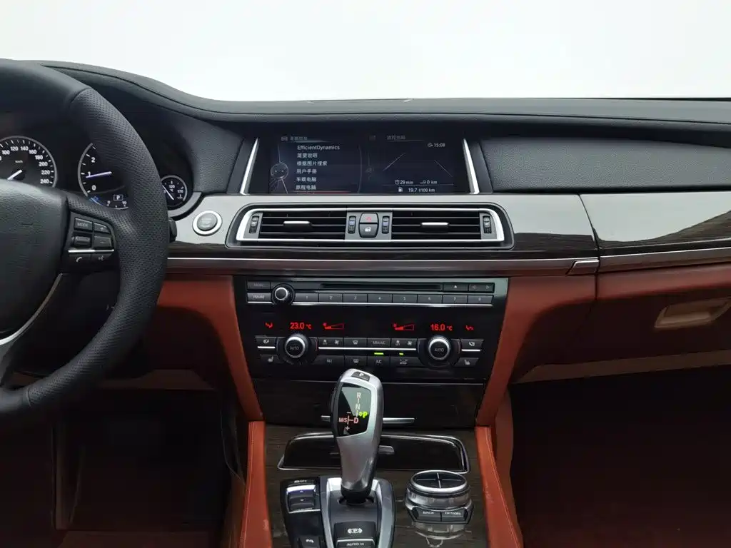 BMW 7 Series 2015 — фото 12