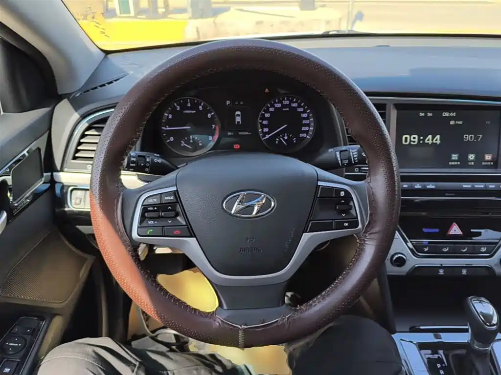 Hyundai Elantra 2018 — фото 11