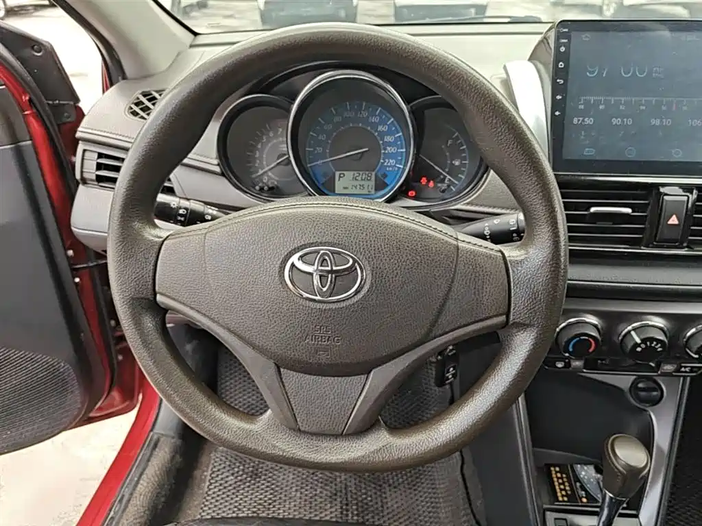 Toyota Yaris L 2015 — фото 11