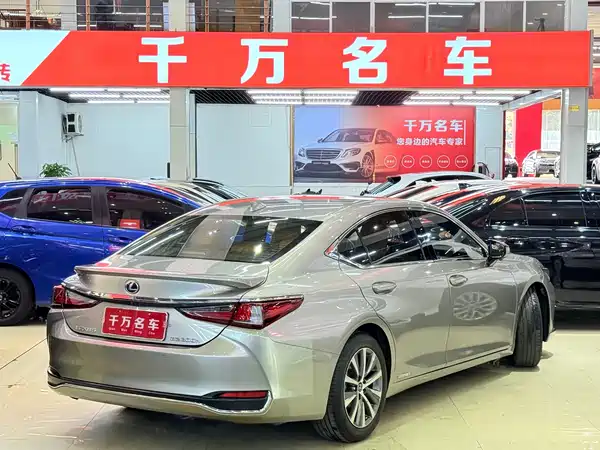 Lexus ES 2020