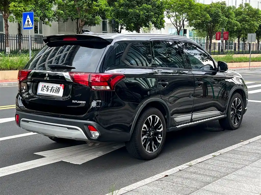 Mitsubishi Outlander 2019 — фото 2