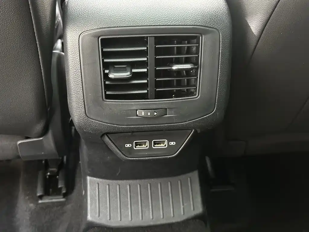 Volkswagen T-Roc 2023 — фото 16