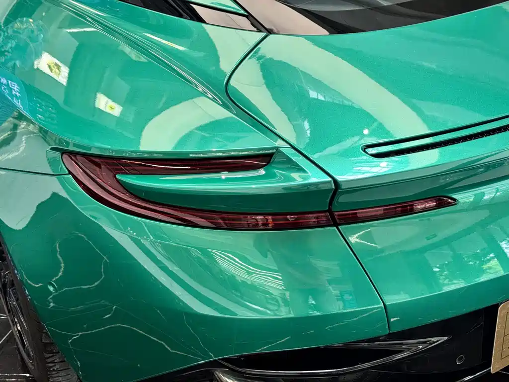 Aston Martin DB11 2019 — фото 29