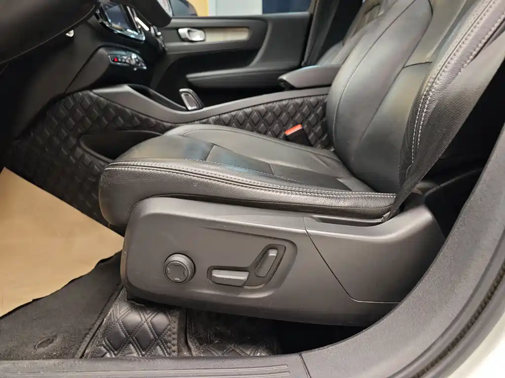 Volvo XC40 2019 — фото 11