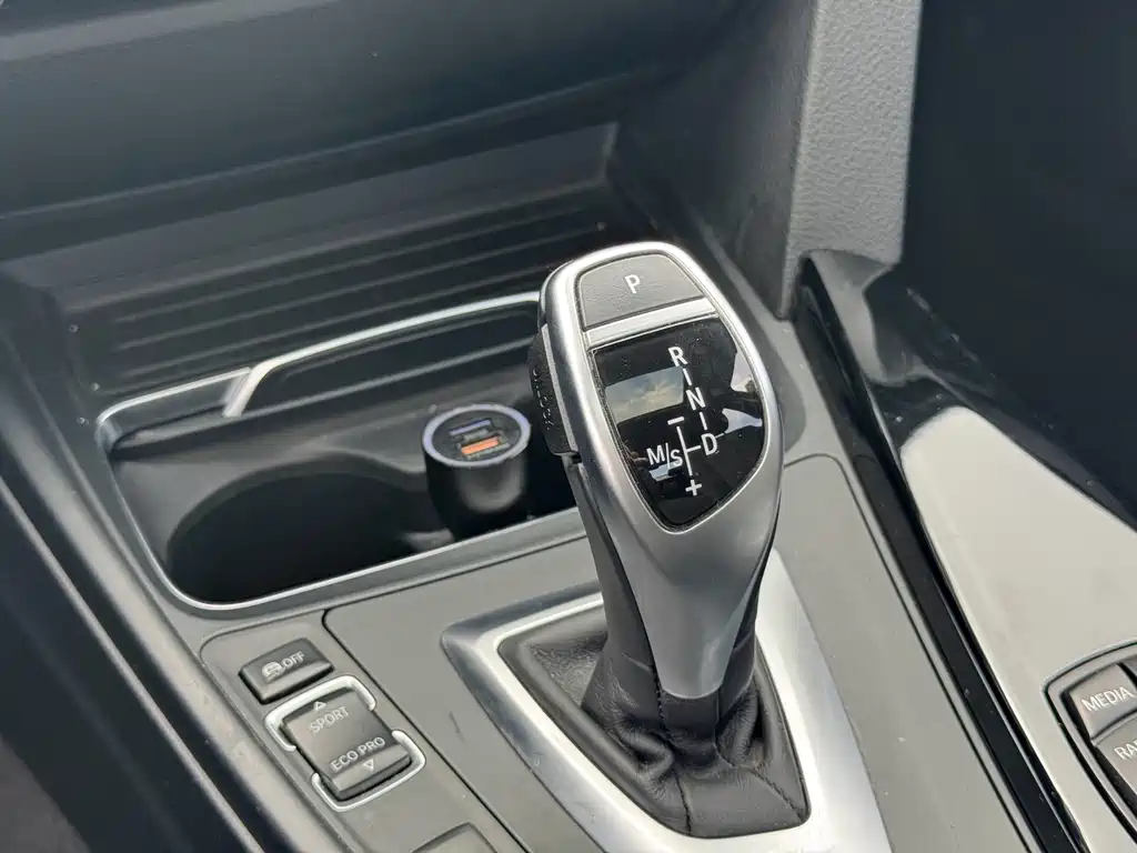 BMW 3 Series 2017 — фото 11