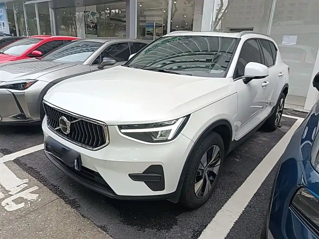 Volvo XC40 2023 — фото 1