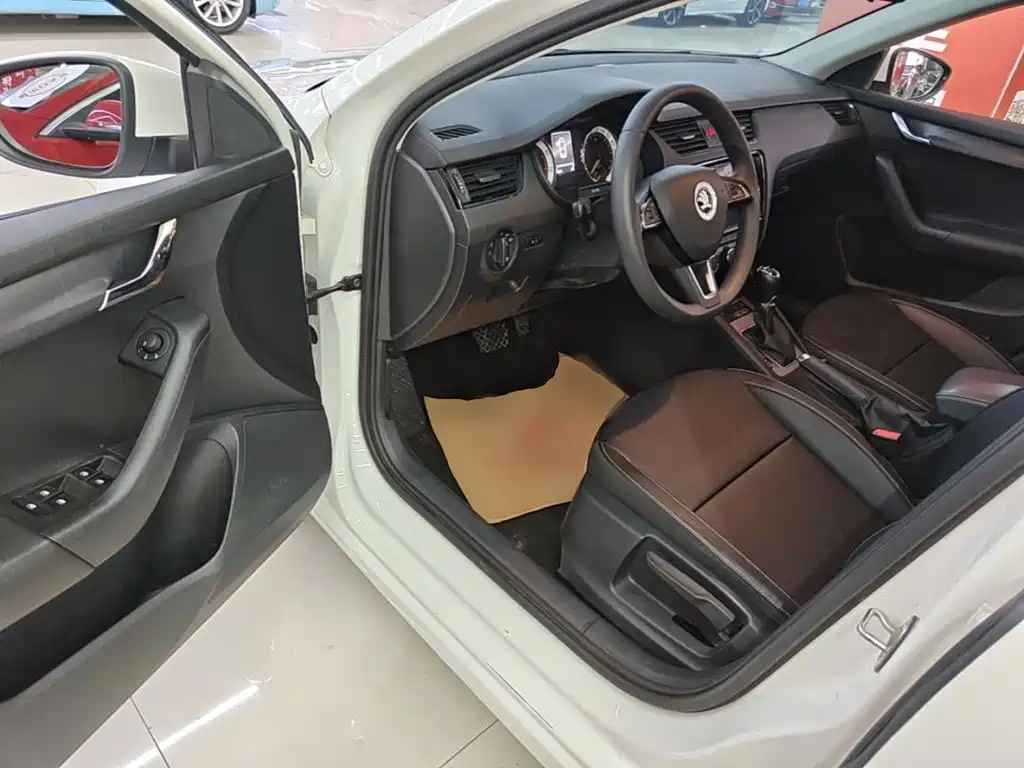 Skoda Octavia 2021 — фото 16