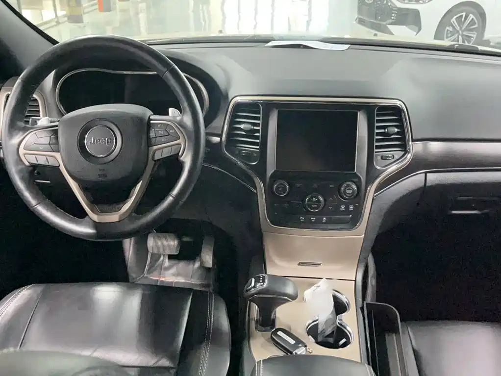 Jeep Grand Cherokee 2015 — фото 10