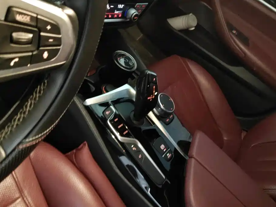 BMW 5 Series 2018 — фото 16