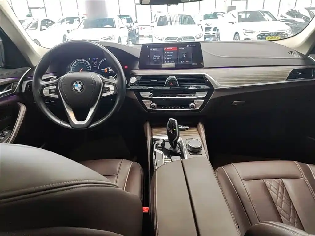 BMW 5 Series 2018 — фото 10