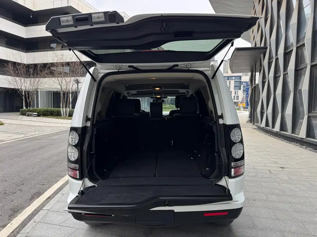 Land Rover Discovery 2016 — фото 16