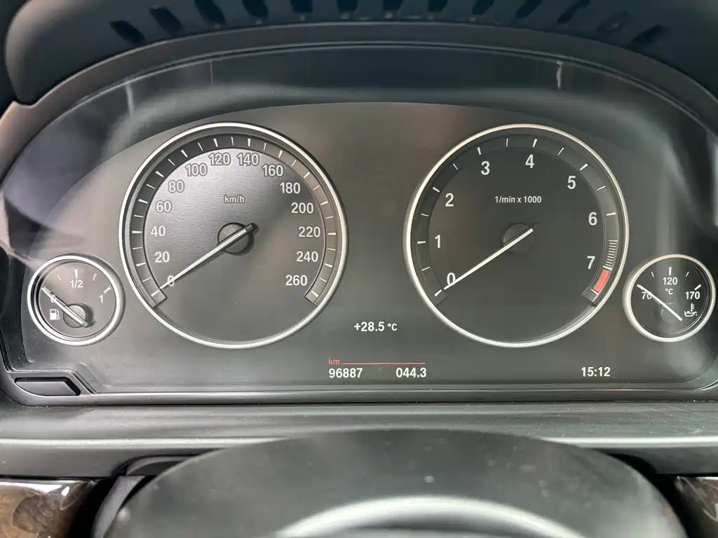 BMW 5 Series 2017 — фото 13