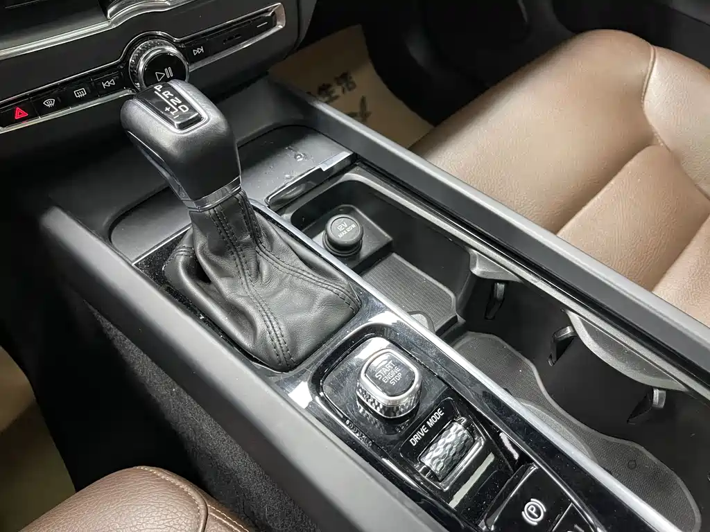 Volvo XC60 2020 — фото 18