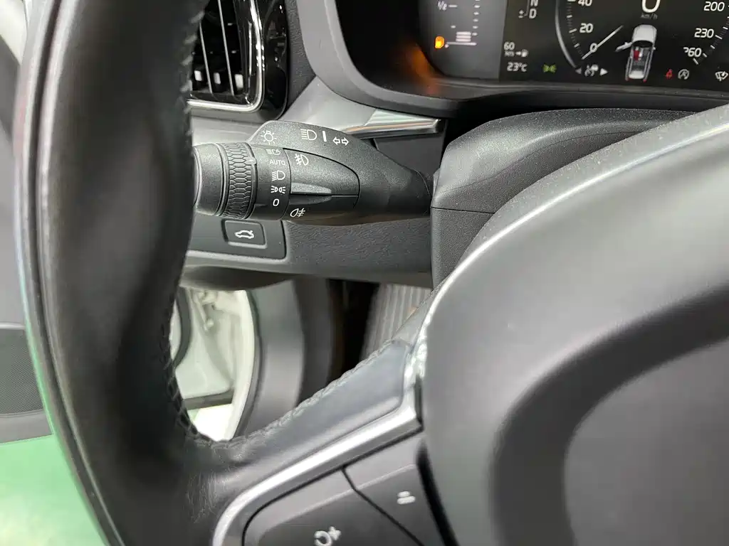 Volvo XC60 2020 — фото 13