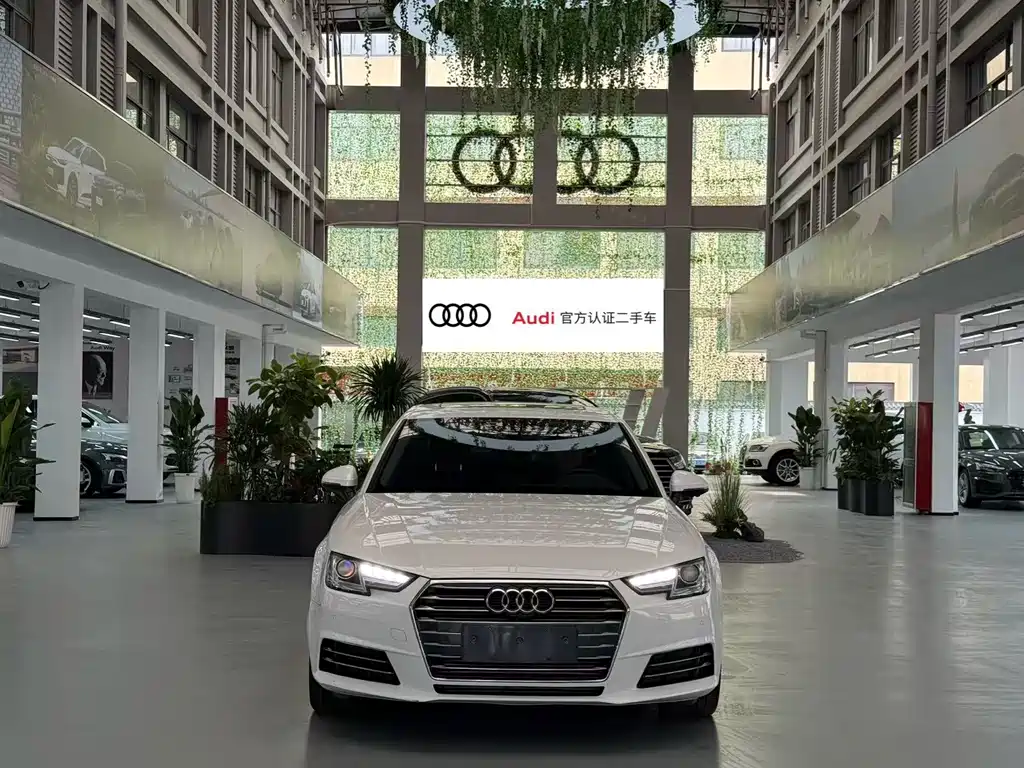 Audi A4L 2018 — фото 1