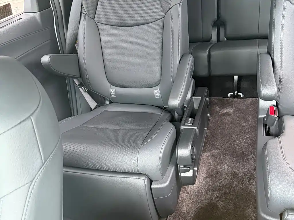 Toyota Sienna 2024 — фото 16