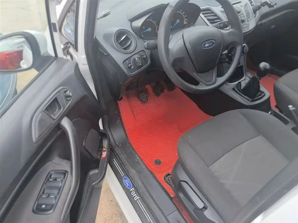 Ford Fiesta 2015 — фото 16