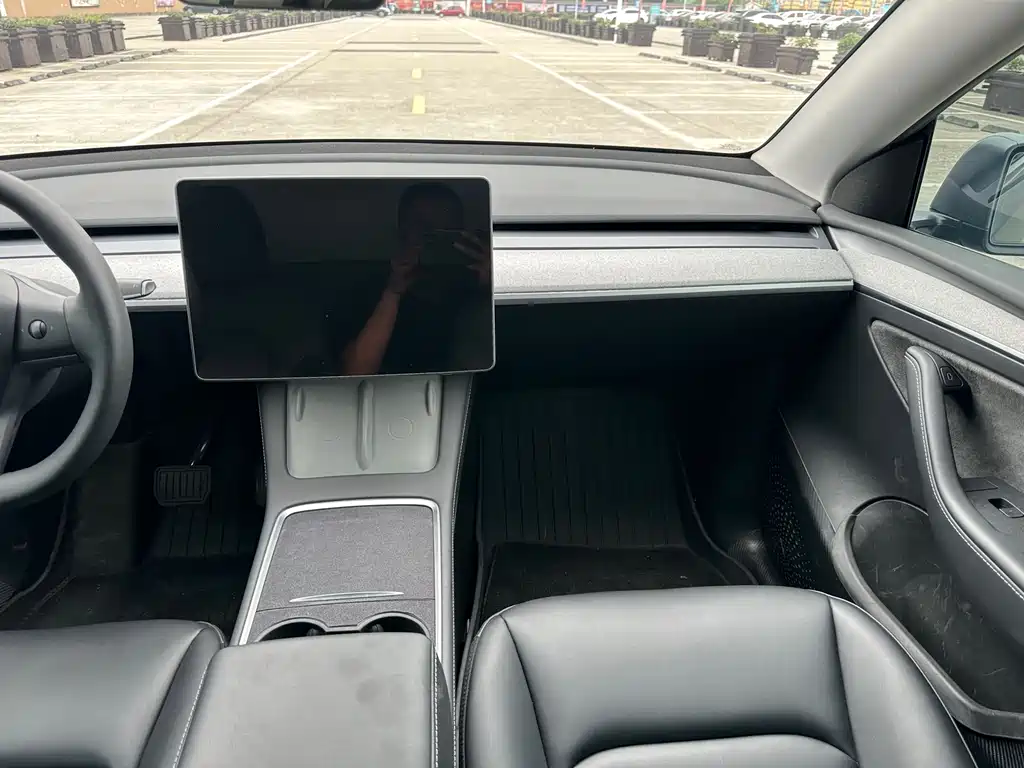 Tesla Model Y 2024 — фото 12