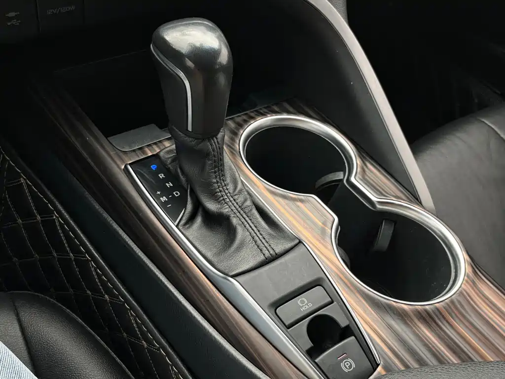 Toyota Camry 2019 — фото 17