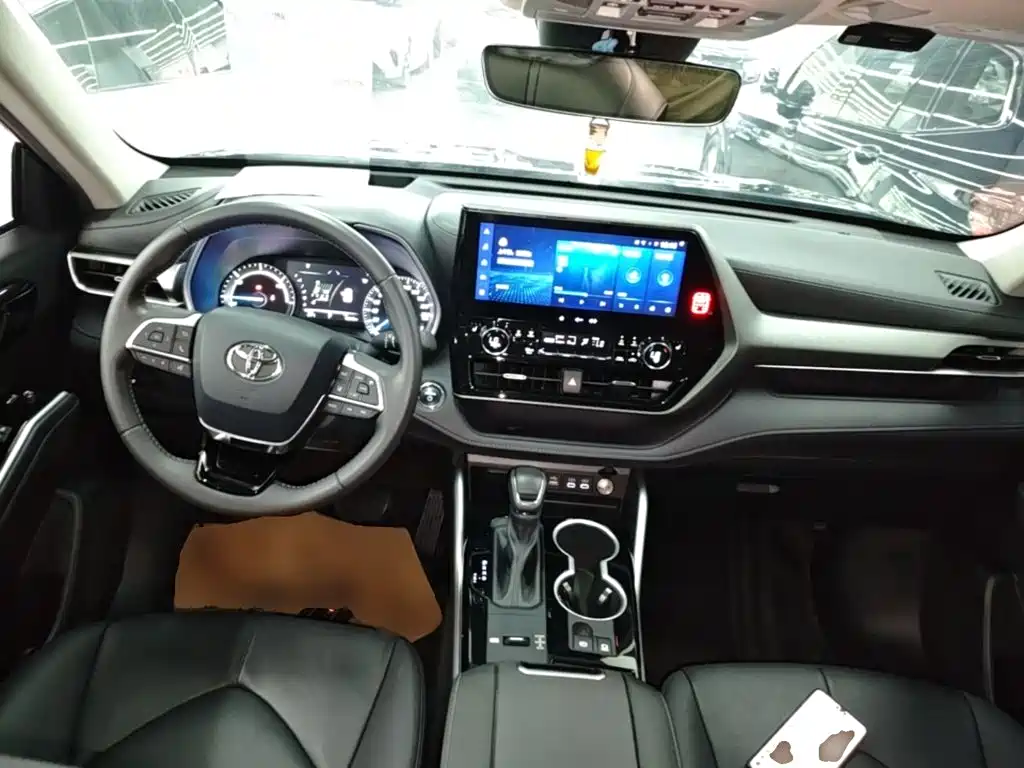 Toyota Highlander 2023 — фото 10