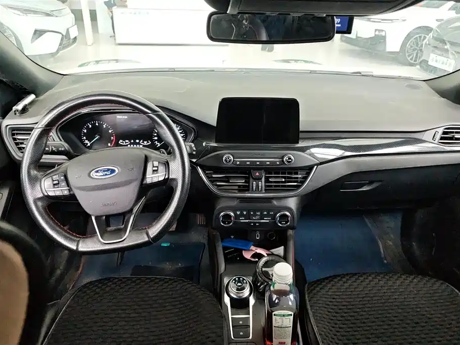 Ford Focus 2019 — фото 12