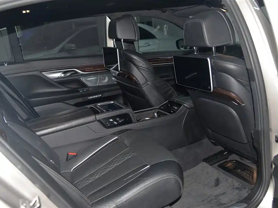 BMW 7 Series 2016 — фото 10