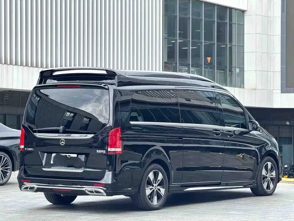 Mercedes-Benz V-Class 2023 — фото 18