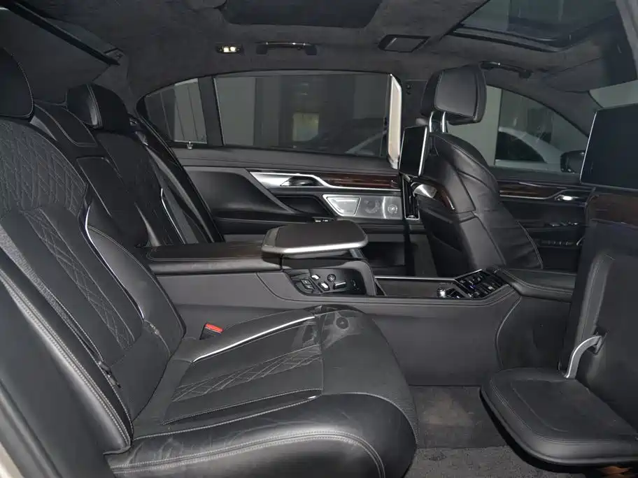 BMW 7 Series 2016 — фото 11
