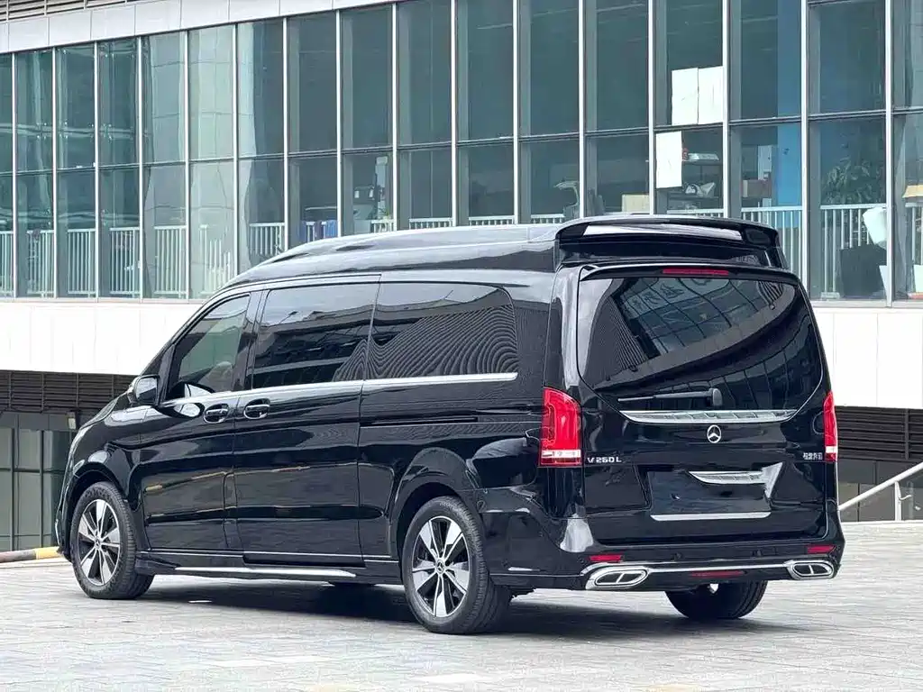 Mercedes-Benz V-Class 2023 — фото 17