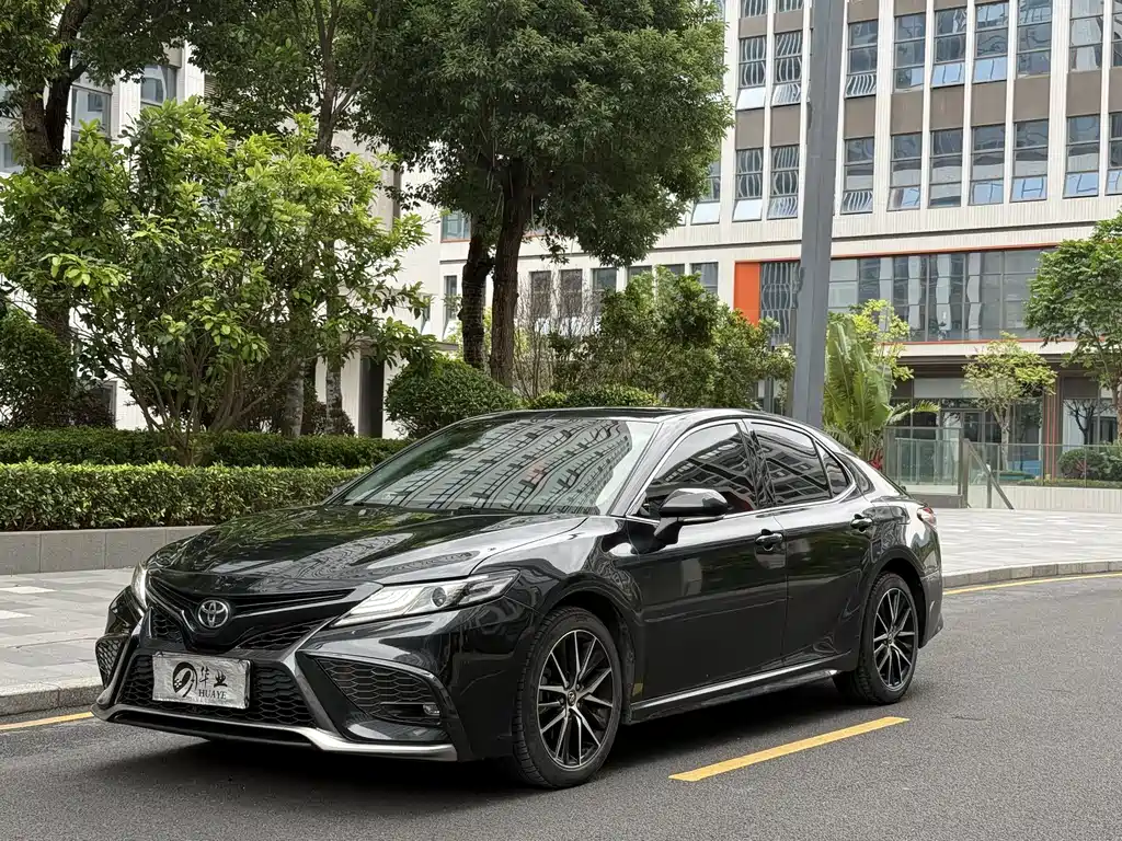Toyota Camry 2022 — фото 1