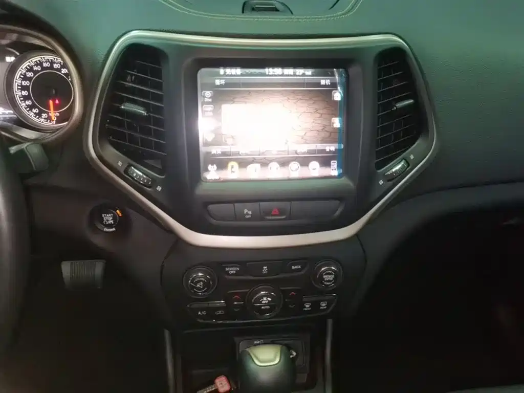 Jeep Cherokee 2016 — фото 13