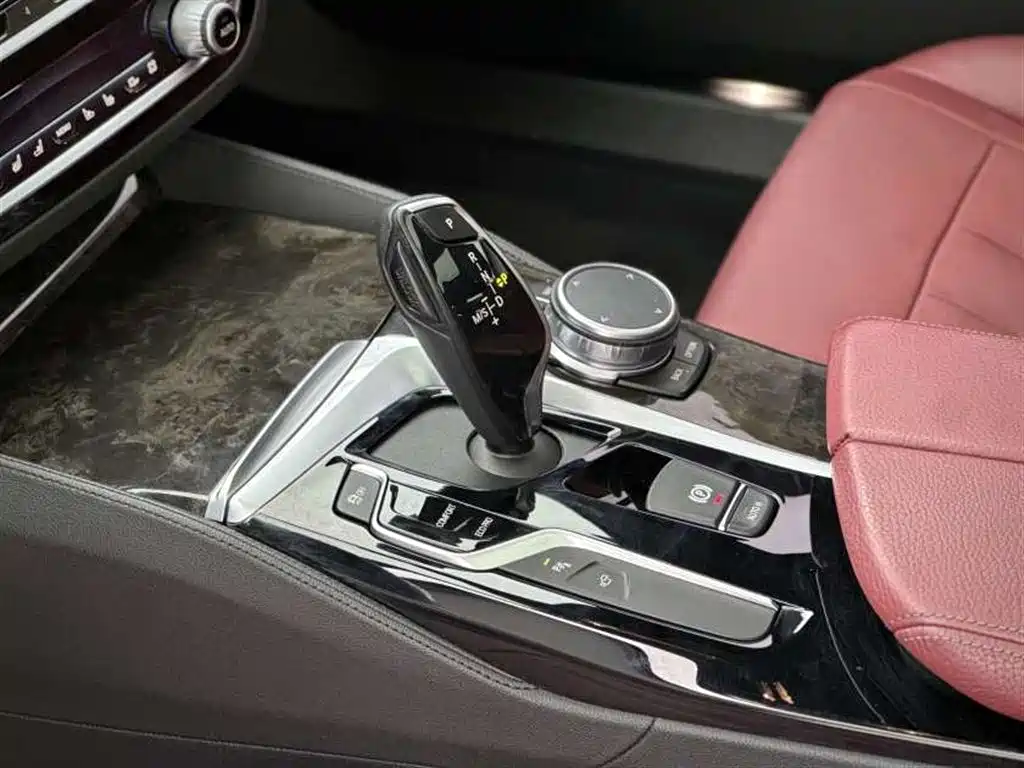 BMW 5 Series 2019 — фото 12