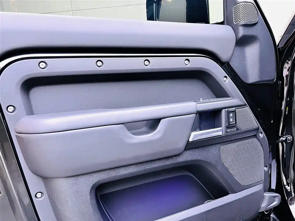 Land Rover Defender 2024 — фото 11