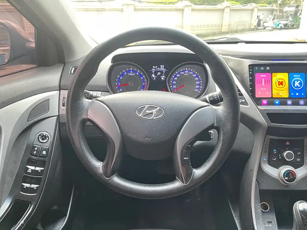 Hyundai Elantra 2016 — фото 19