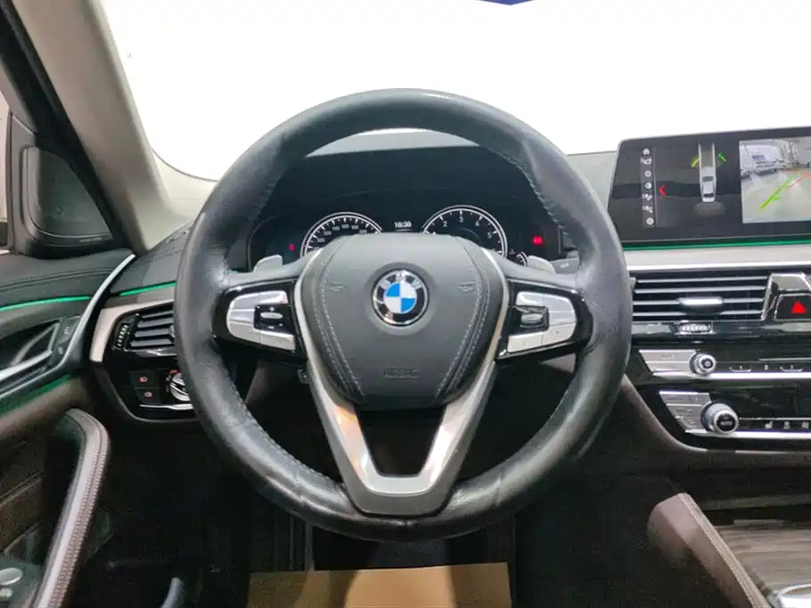 BMW 5 Series 2018 — фото 15