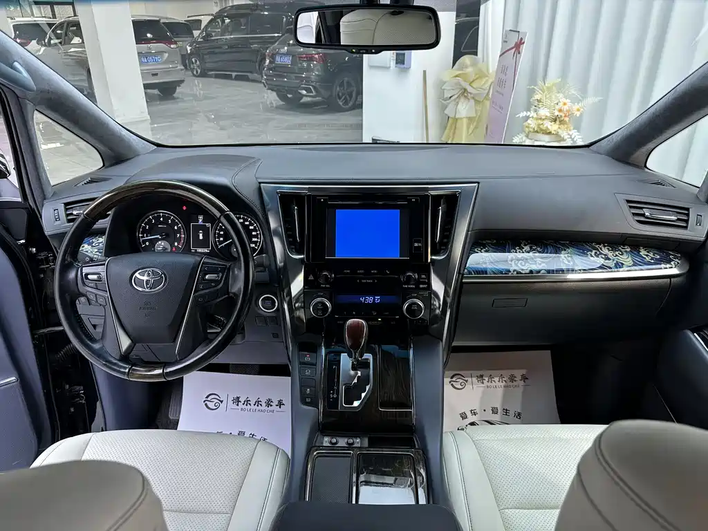 Toyota Alphard 2018 — фото 15