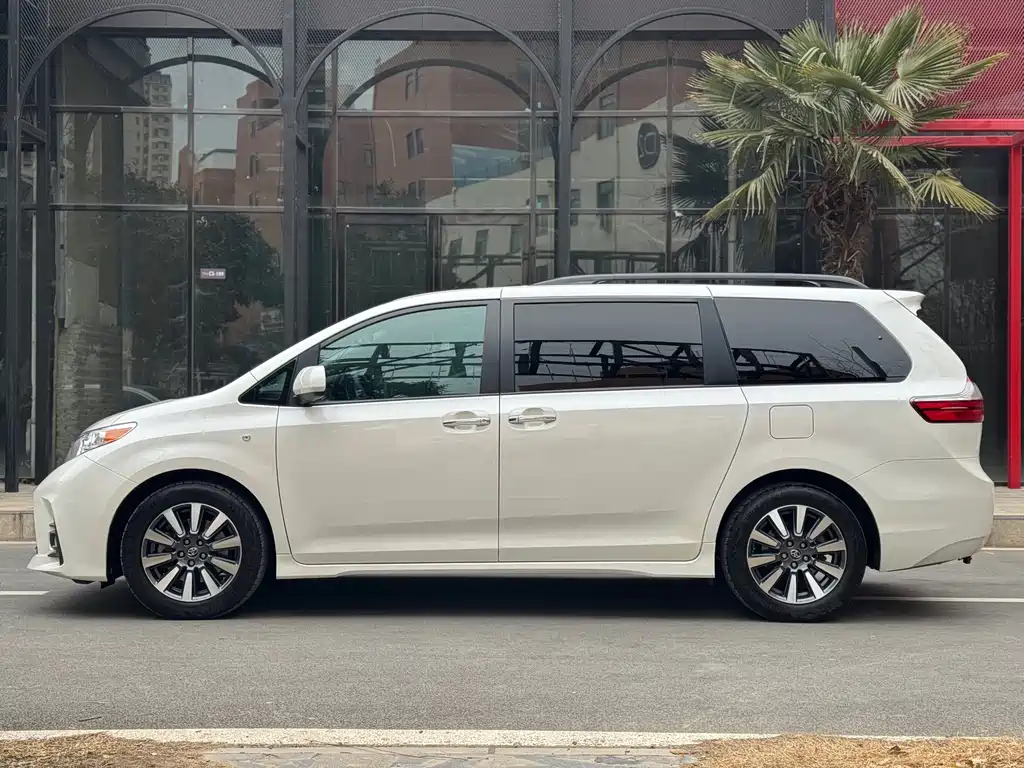 Toyota Sienna 2019 — фото 33