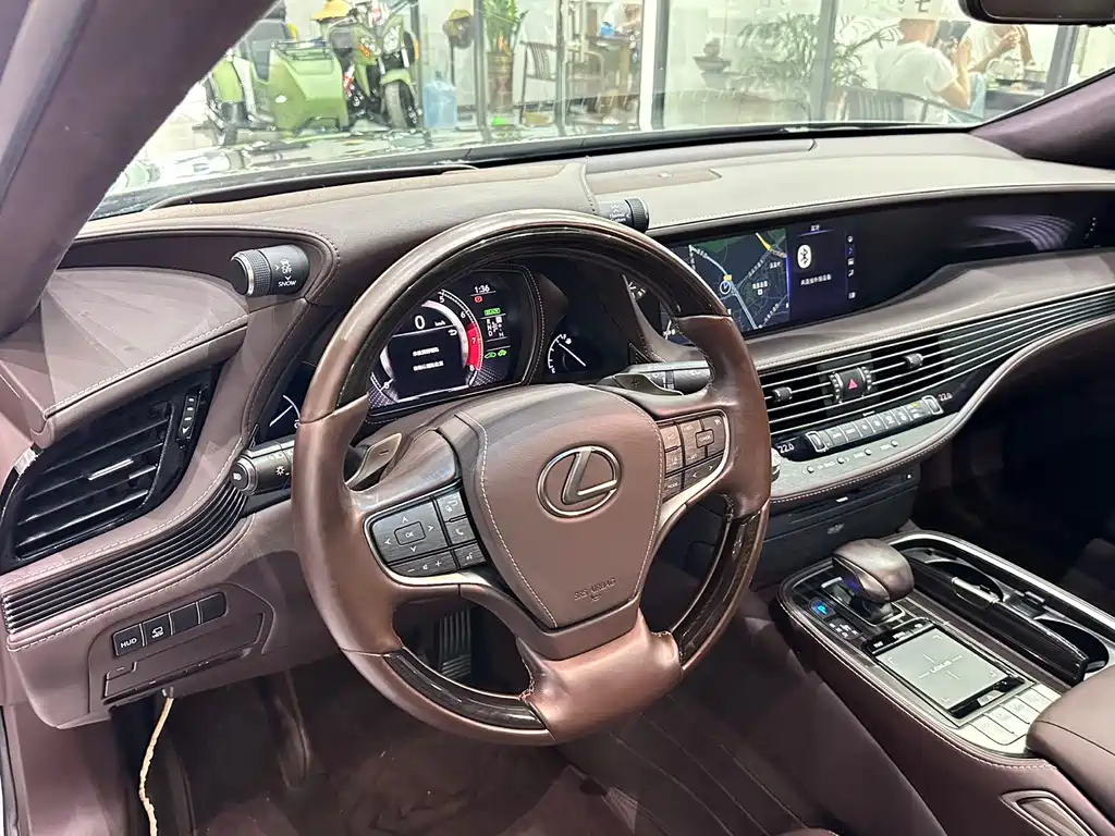 Lexus LS 2020 — фото 10