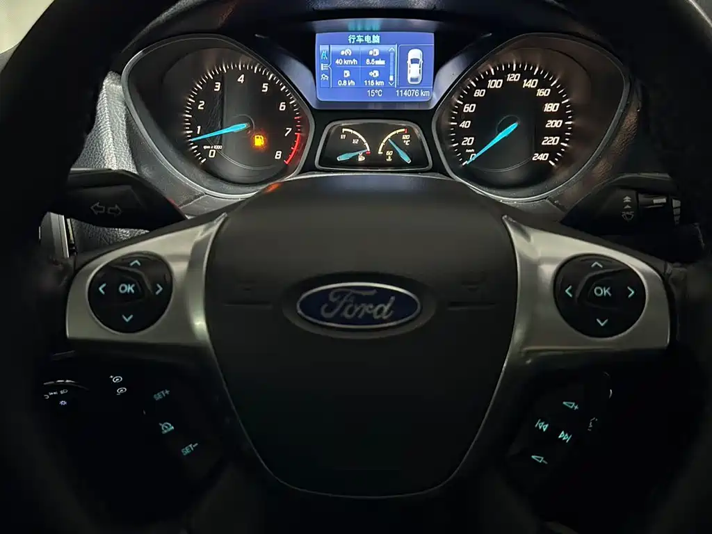 Ford Focus 2012 — фото 11
