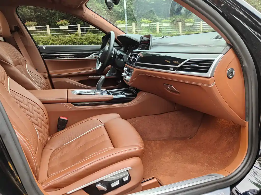 BMW 7 Series 2017 — фото 24