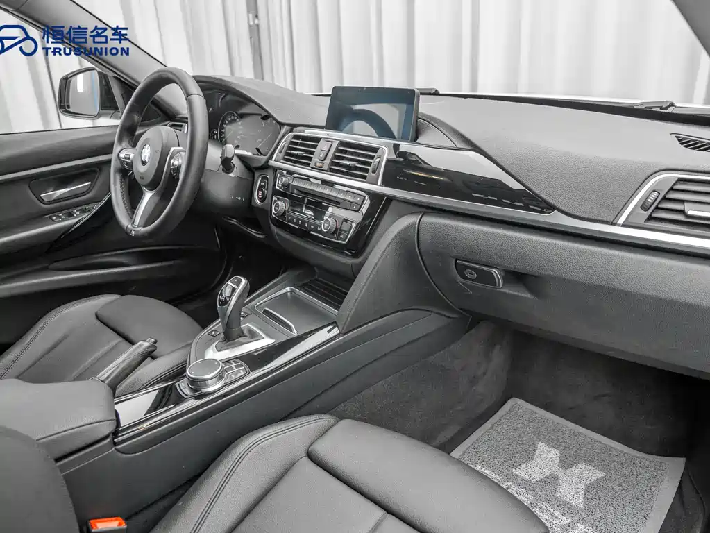 BMW 3 Series 2018 — фото 13