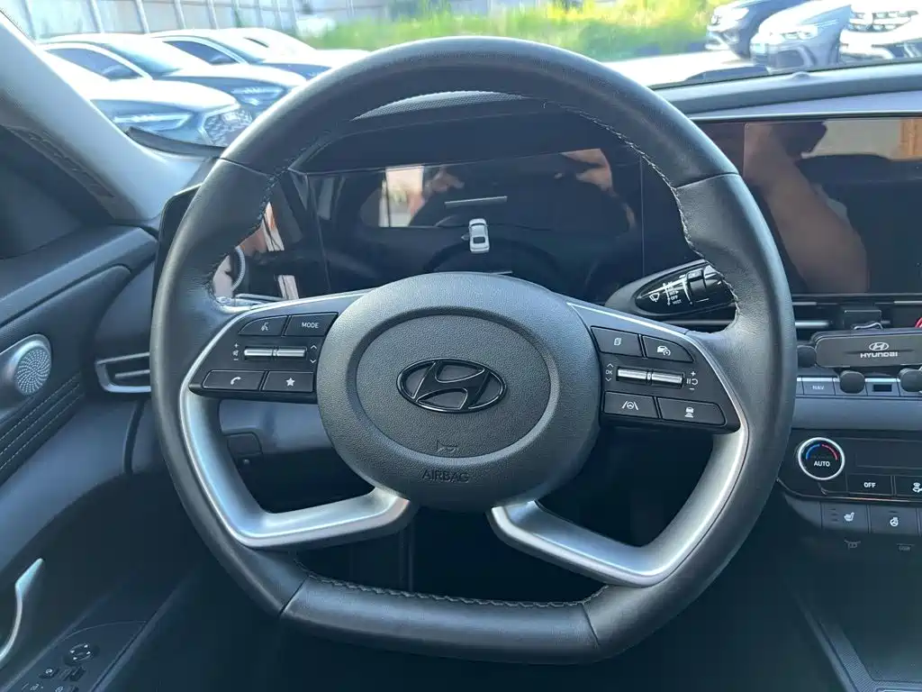 Hyundai Elantra 2023 — фото 16