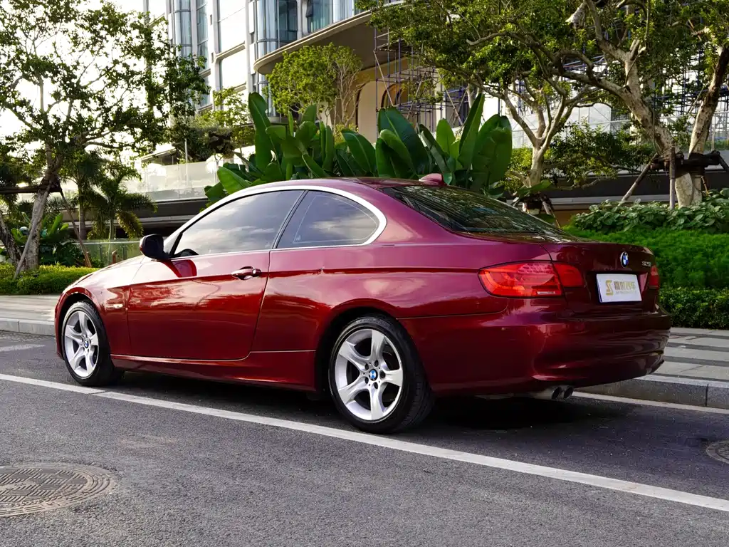 BMW 3 Series 2010 — фото 11